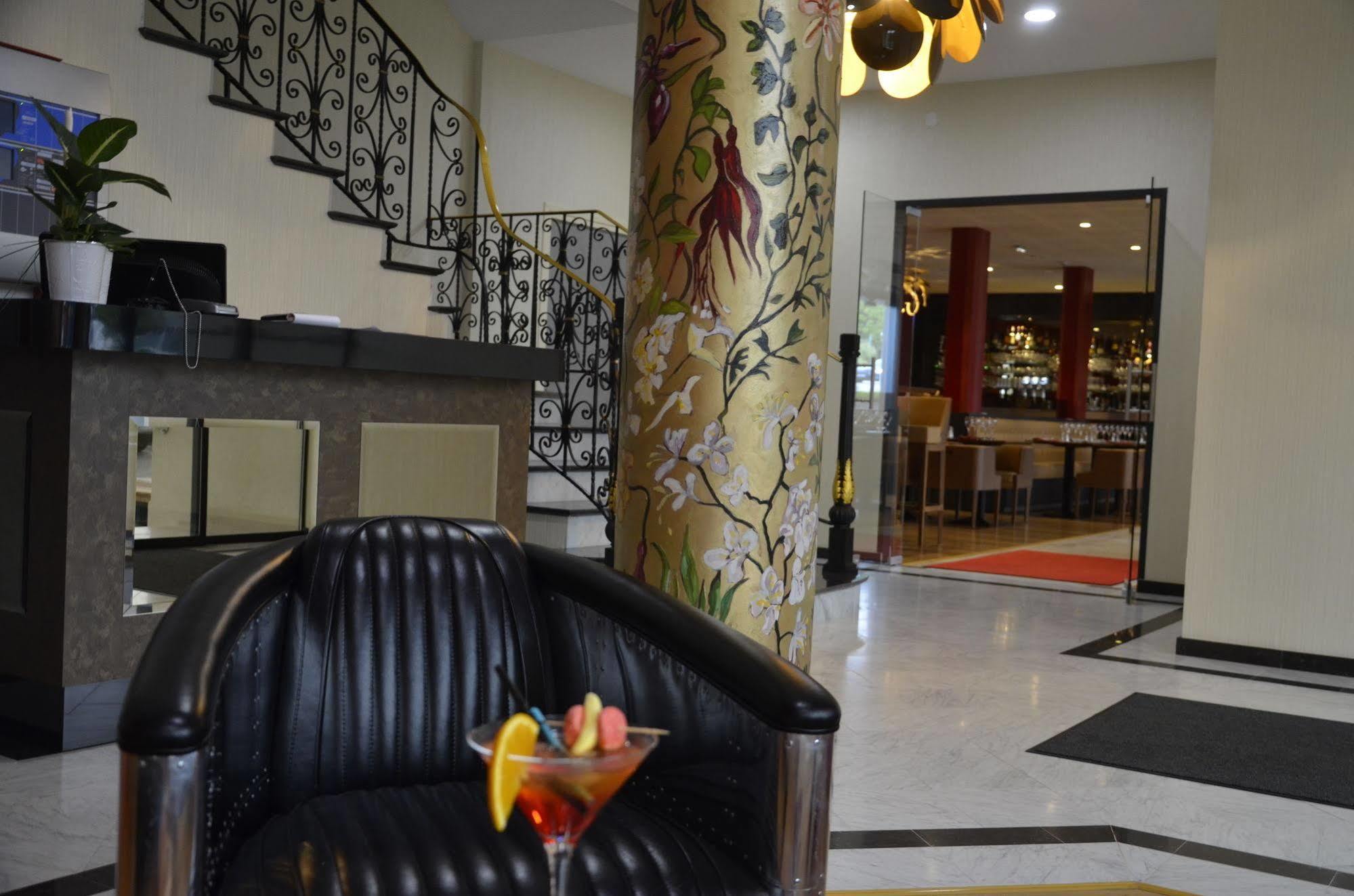 Le Grand Hotel Maubeuge Ngoại thất bức ảnh