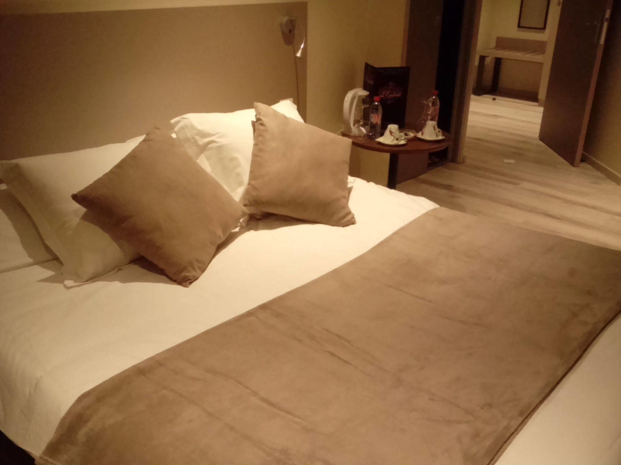 Le Grand Hotel Maubeuge Ngoại thất bức ảnh